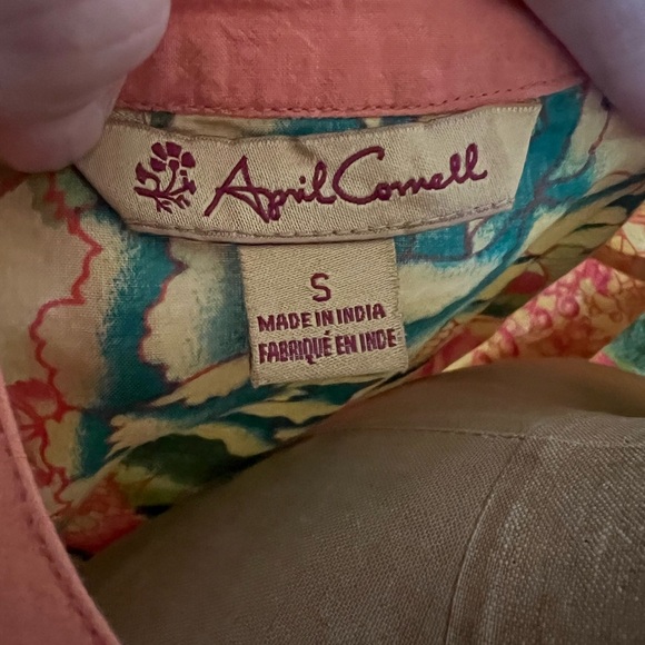 April Cornell small tunic with three fabric buttons and embroidered flowers - Picture 7 of 8